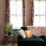 Tastefully Decorated House In Old - Rose 公寓 *