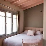 Tastefully Decorated House In Old - Rose * 伊斯坦布尔