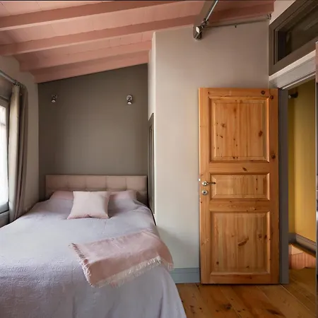 Tastefully Decorated House In Old - Rose *