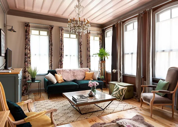 Tastefully Decorated House In Old - Rose