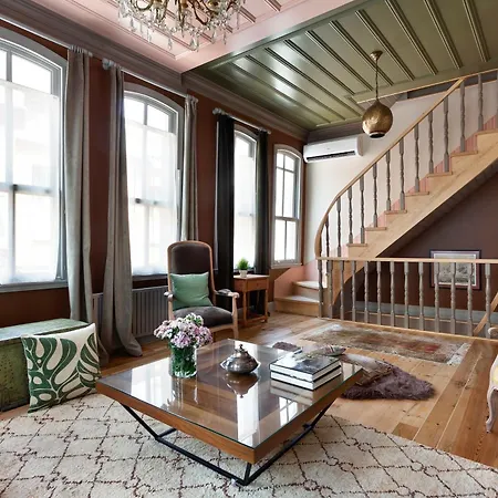 Tastefully Decorated House In Old - Rose 아파트 이스탄불