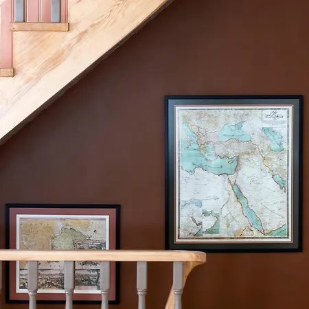 Tastefully Decorated House In Old - Rose *