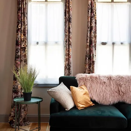 Tastefully Decorated House In Old - Rose 아파트 *