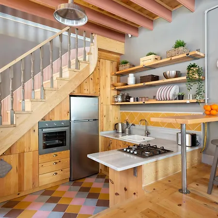 Tastefully Decorated House In Old - Rose *