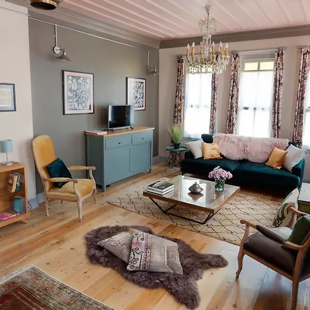 Tastefully Decorated House In Old - Rose 이스탄불