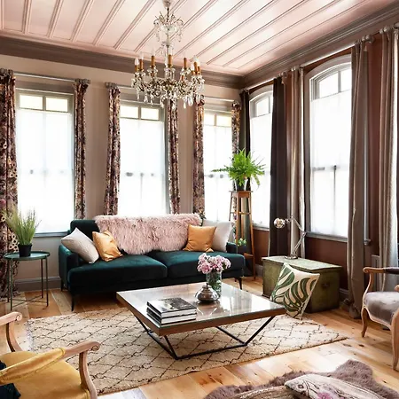 Tastefully Decorated House In Old - Rose