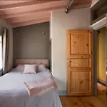 Tastefully Decorated House In Old - Rose *