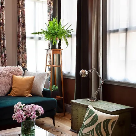 Tastefully Decorated House In Old - Rose *