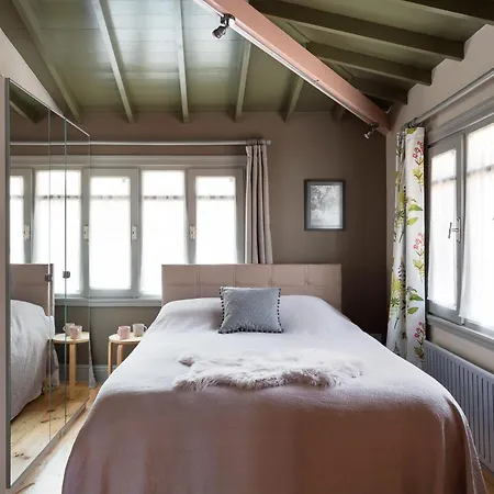 Tastefully Decorated House In Old - Rose Apartment